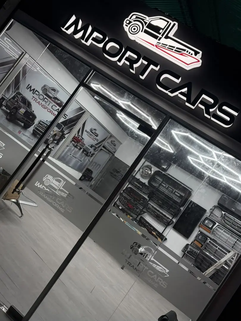 Fachada de la tienda Import Cars Transforme en Calle 7 con Av. Florencio Jiménez